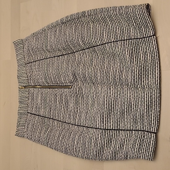 NWOT H&M Tweed Feel Black and White Pencil Skirt with Gold Zipper - Picture 4 of 15